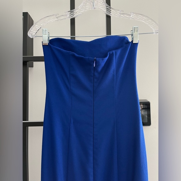 Evening dress with a long train. - Picture 12 of 13